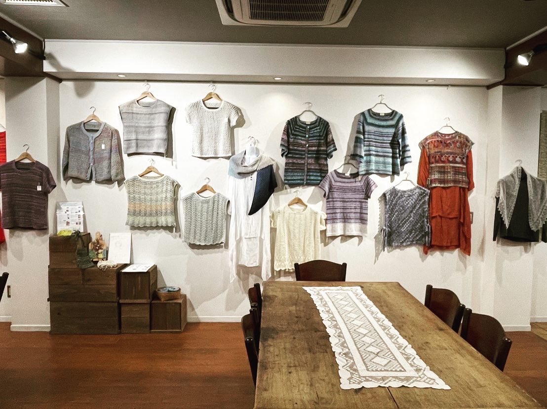 CreationJanus's tweet photo. 本日からの新しい展示をご案内します！

【春のウキウキ「クラフト展」】

4/28(金)〜5/17(水)
11:00〜18:00(最終日16:00まで)

今回の展示では販売品も多数！
これからの季節にぴったりのお洋服や小物をぜひ見にきてください！

#januscreation #ニット #展示販売 #作家作品 #クラフト展 https://t.co/xbJMTPM4rm