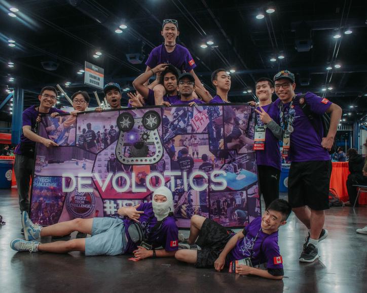 Devolotics19498's tweet photo. We're back from HOUSTON! We had an amazing time representing Canada in the world championships. We'd like to express our sincere thanks to our sponsors, mentors, and the entire Bethune community for their support throughout the season. #firstcanada @TDSB_BethuneCI  @LC2_TDSB https://t.co/wqRbkrk6m9