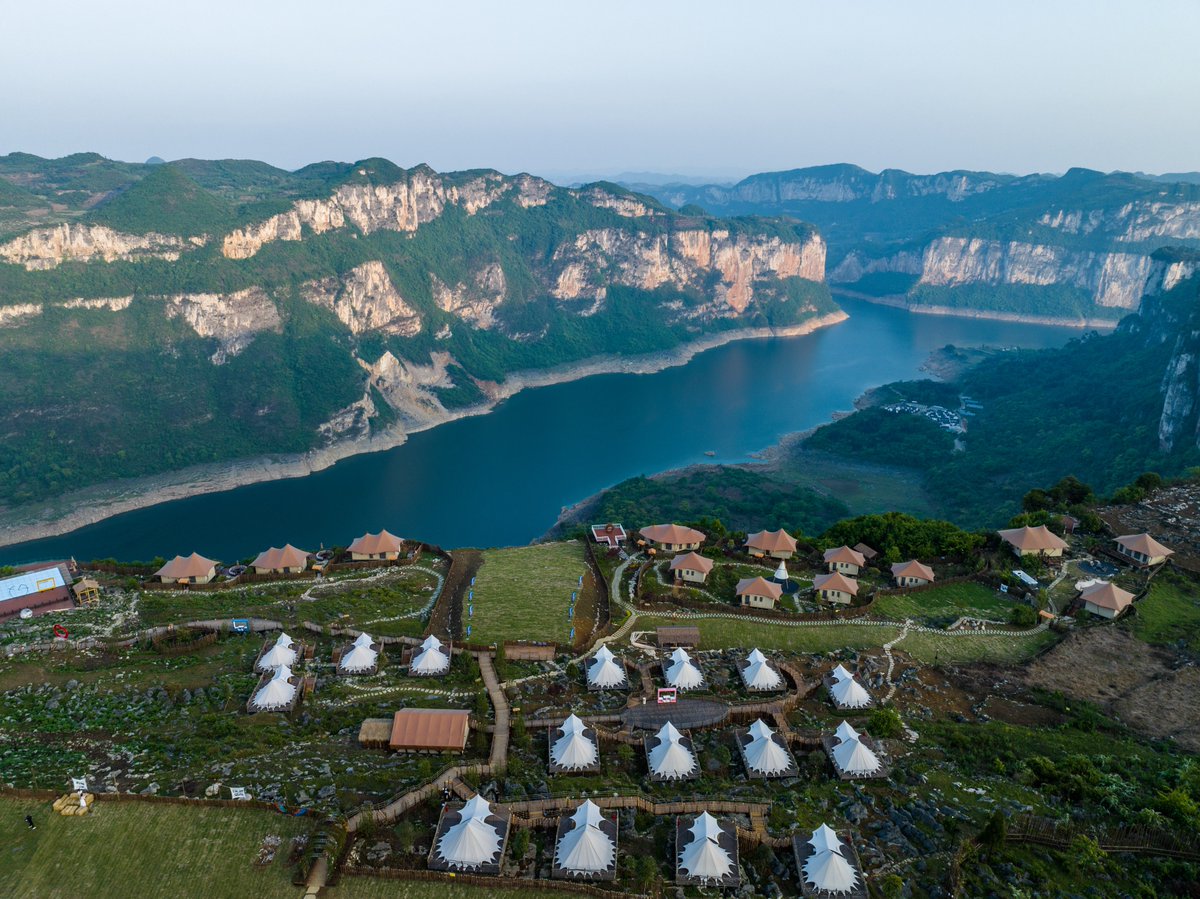 DiscoverGuizhou's tweet photo. 🪨Stone desertified cliffside➡️valley CAMPSITE🏕! Can you imagine?!
In Huawu Village where there used to be serious stone #desertification that is fully eliminated now, the newly-opened #campside attracts many tourists upon the arrival of the Labor Day vacation.#Bijie #Guizhou https://t.co/Hcm2Y3fZhJ