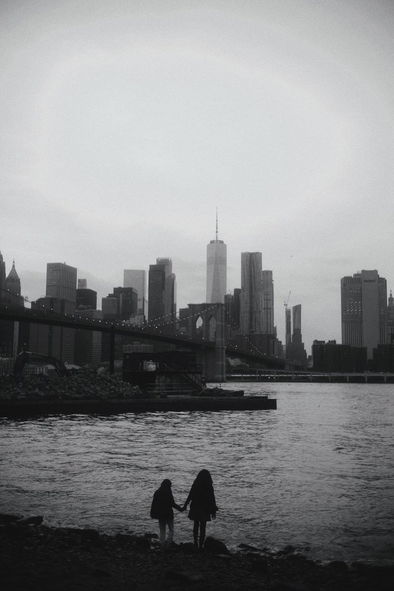 cratter's tweet image. Mother and daughter watching skyscrappers. Brooklyn NY, April 2023.

#streetphotography 
#nycstreet #photography #photooftheday