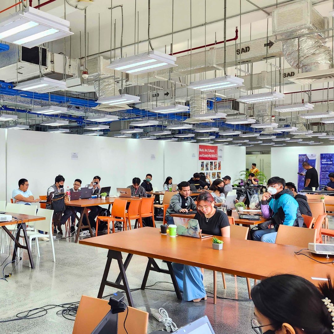 SparkLearnET's tweet image. Wrapping up day one of #Web3Bootcamp at @ateneodemanilau! The workshop on 'How to Create a Canister and Deploy a DApp on the Internet Computer #Blockchain' was a success. ✨
Two more days to go, classmates. 🧡💙🤍