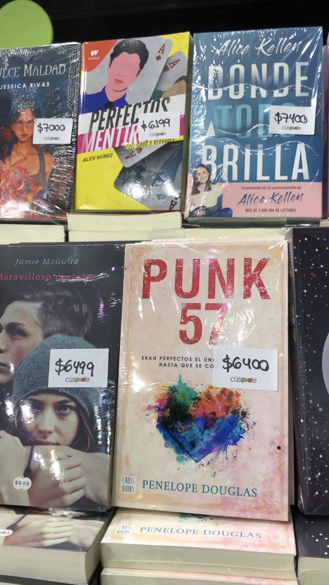AnaOpinaDeTodo's tweet photo. Los planes de comprar este año en la feria del libro se posponen por problemas técnicos (spoiler: económicos) https://t.co/bUwbLxG7LC