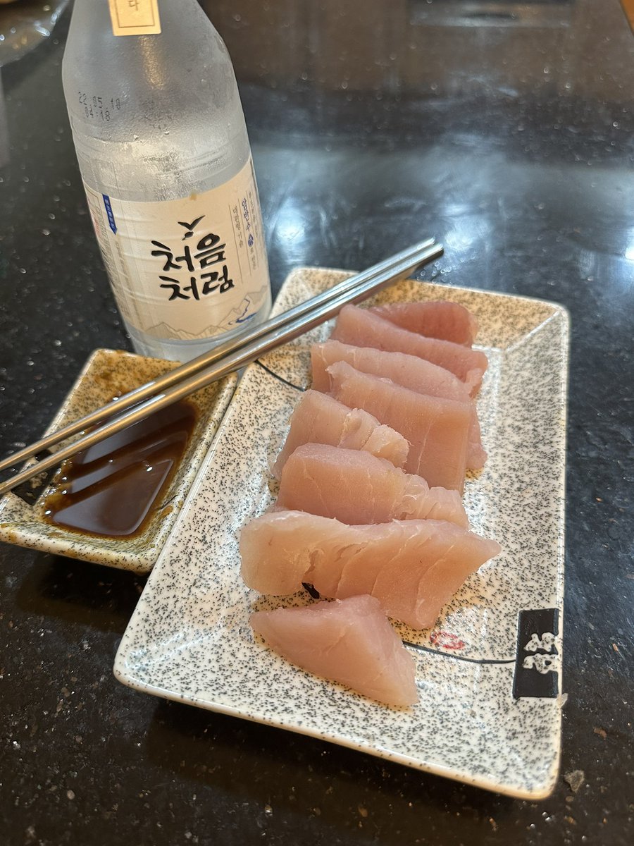 Two lazy girls’ dinner, #albacoretuna from #southpasadena farms’ market and Korean #saki 😎