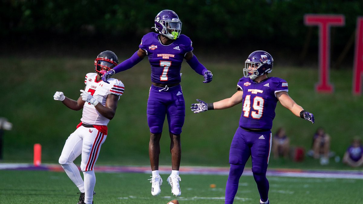 Want to thank Coach <a href="/DeVonLockett10/">DeVon Lockett</a> for stopping by the school 🏫 today…. One ☝🏾 of the Top DB coaches I know…. 
🔥🔥🔥🔥
#4thQuarterMentality
<a href="/LRCH_FB/">LRCH</a>