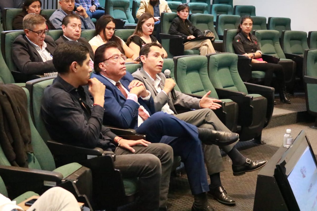 oscar_jgonher's tweet image. Fortalecer los vínculos de colaboración con el sector empresarial es la instrucción del gobernador @juliomenchaca_ .
Junto a Arturo Salinas, presidente de la Cámara Nacional de la Industria del Vestido #Canaive,