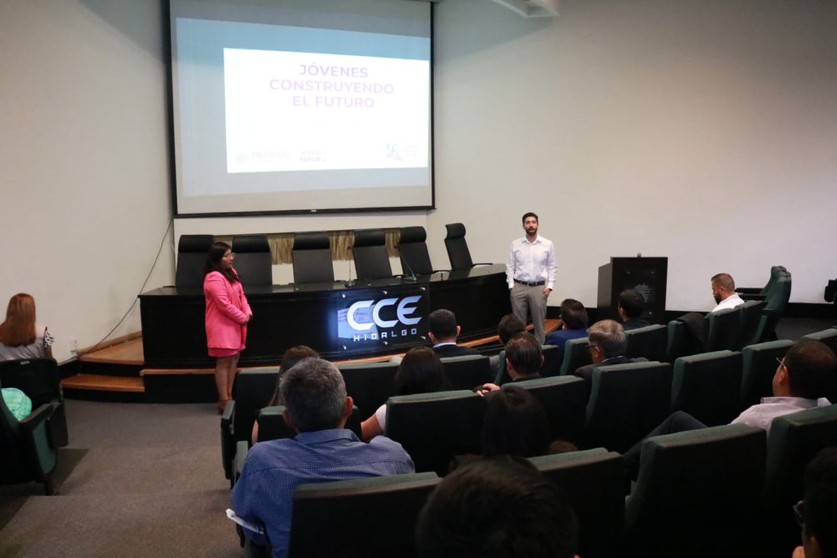 oscar_jgonher's tweet image. Fortalecer los vínculos de colaboración con el sector empresarial es la instrucción del gobernador @juliomenchaca_ .
Junto a Arturo Salinas, presidente de la Cámara Nacional de la Industria del Vestido #Canaive,