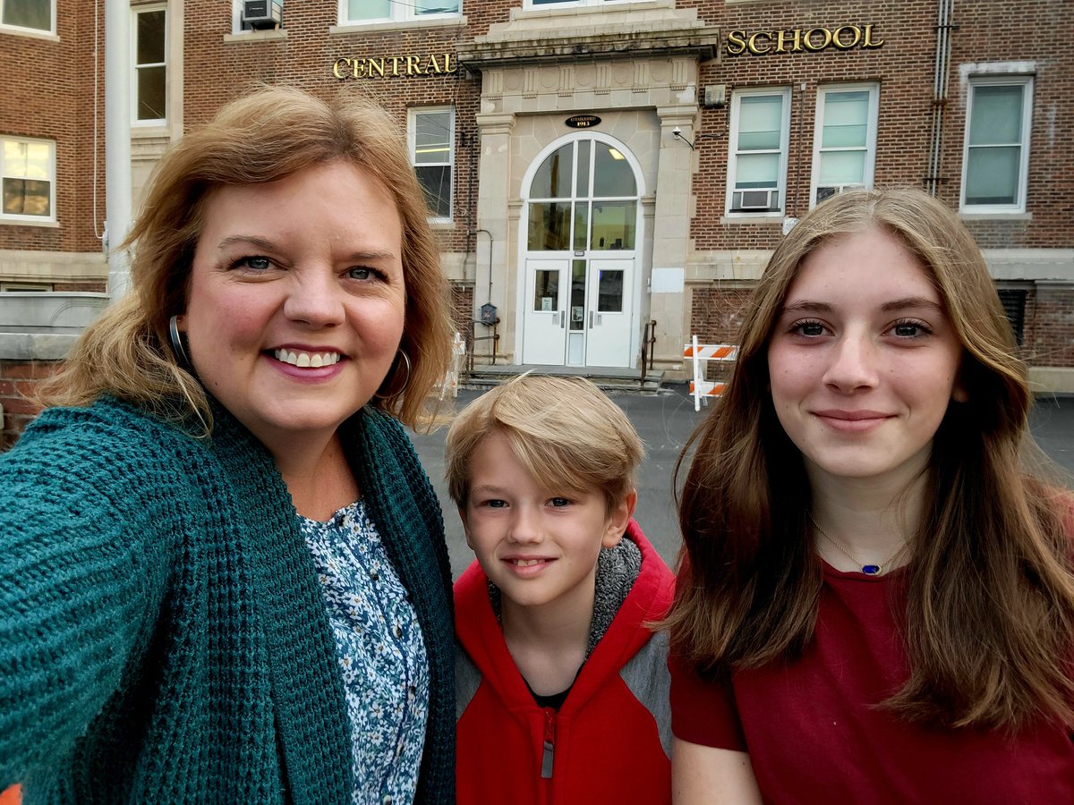👧🏼👦🏼🏫 
Always a fun day together, with my loves and my Rockstars ❤️❤️💜🤍
#TakeYourChildToWorkDay <a href="/CentralSchool33/">Central Elementary School</a>