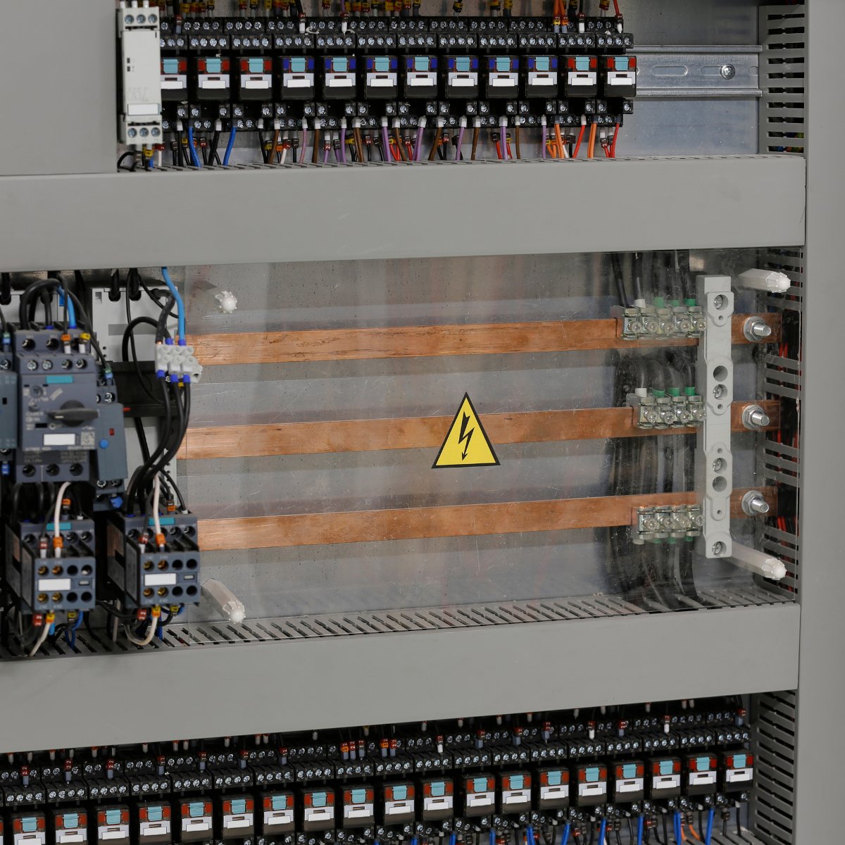 Elektrische Sicherheit im industriellen Umfeld erfordert ein tiefes Verständnis von elektrischen Schaltungen, Arbeitssicherheit und der Fähigkeit, komplexe Systeme zu analysieren. Erfahren Sie in unserem LinkedIn-Beitrag. #Elektrotechnik #Industrie #ElektrischeSicherheit