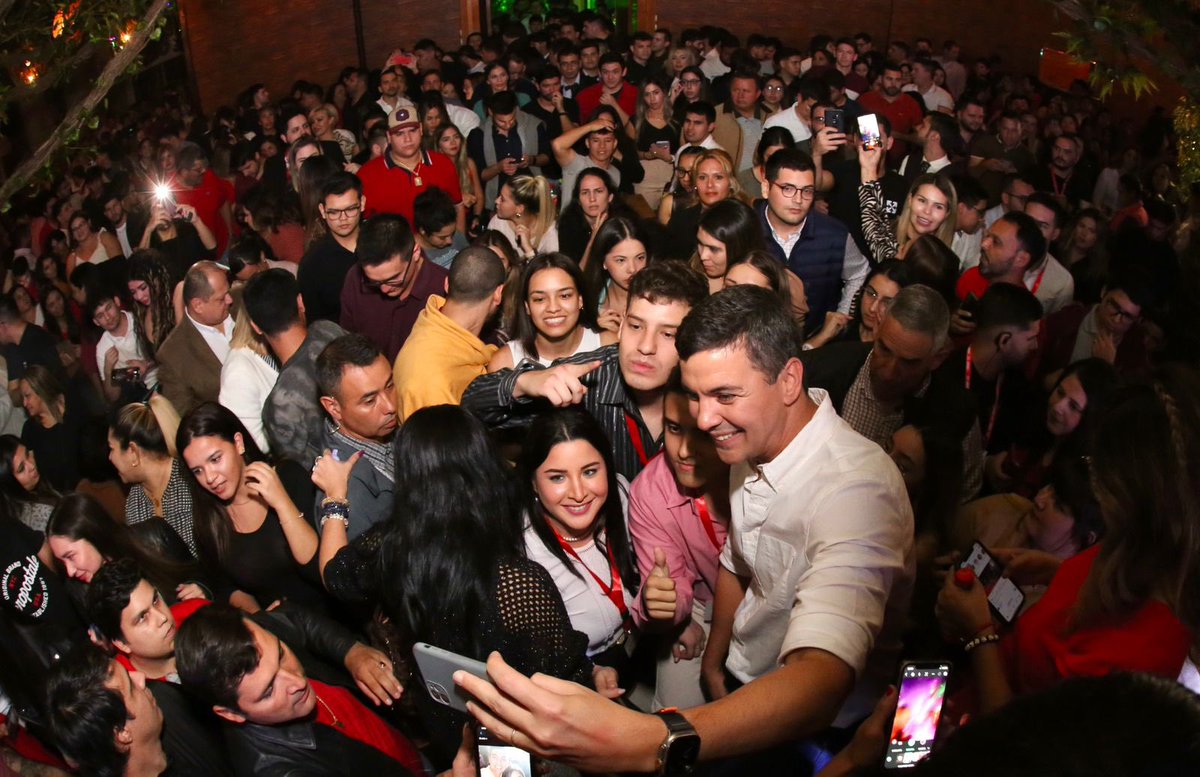 SantiPenap's tweet photo. Los jóvenes van a ser grandes protagonistas de un Paraguay donde todos los paraguayos estén mejor. ¡Gracias y mucha fuerza que esto recién empieza! 

#SantiPresidente
#VamosAEstarMejor https://t.co/VsX2GGNtRV
