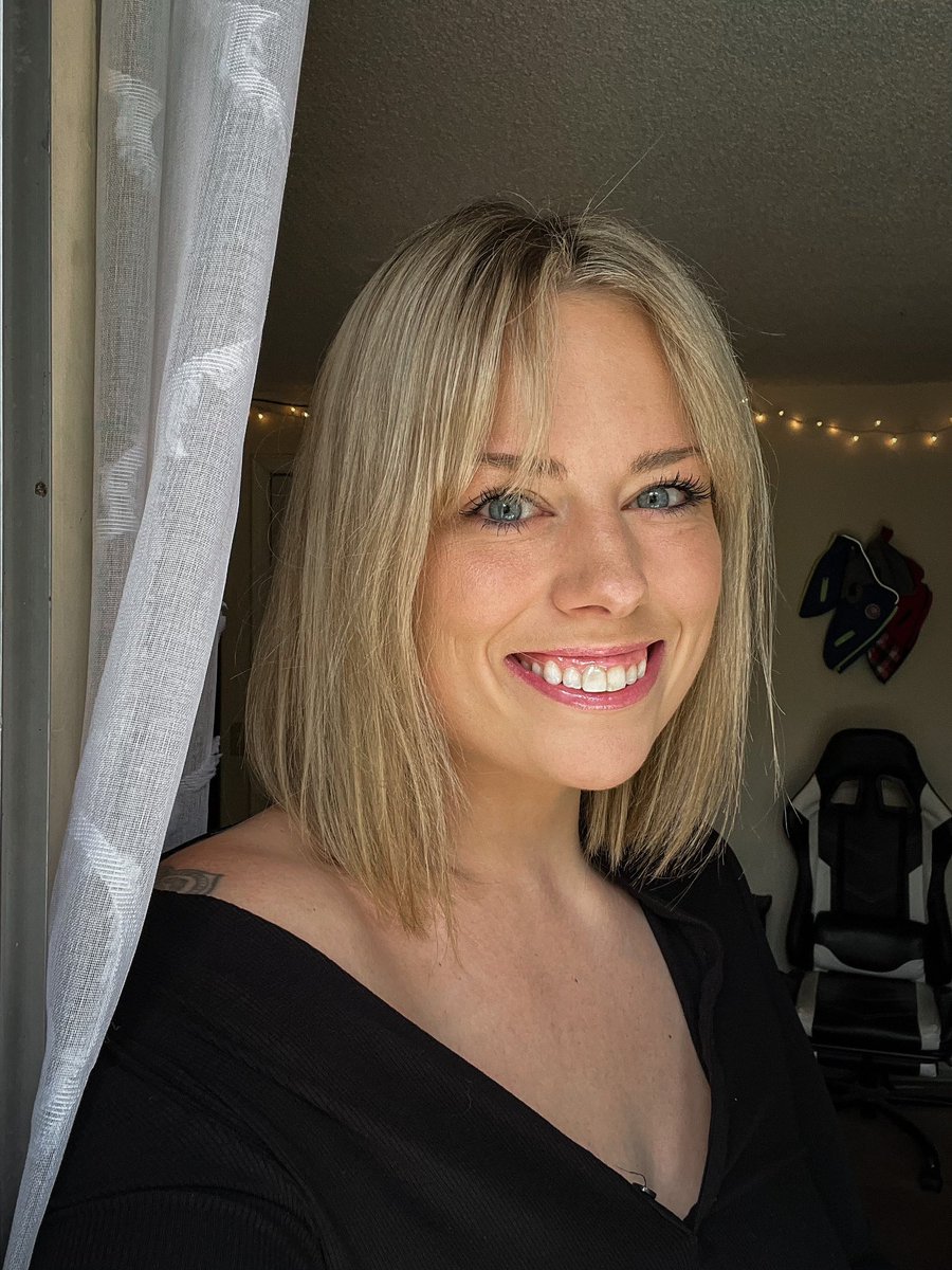 NewtonNikia's tweet photo. Had myself a mental crisis and got some bangs https://t.co/EmLtkuYFEv