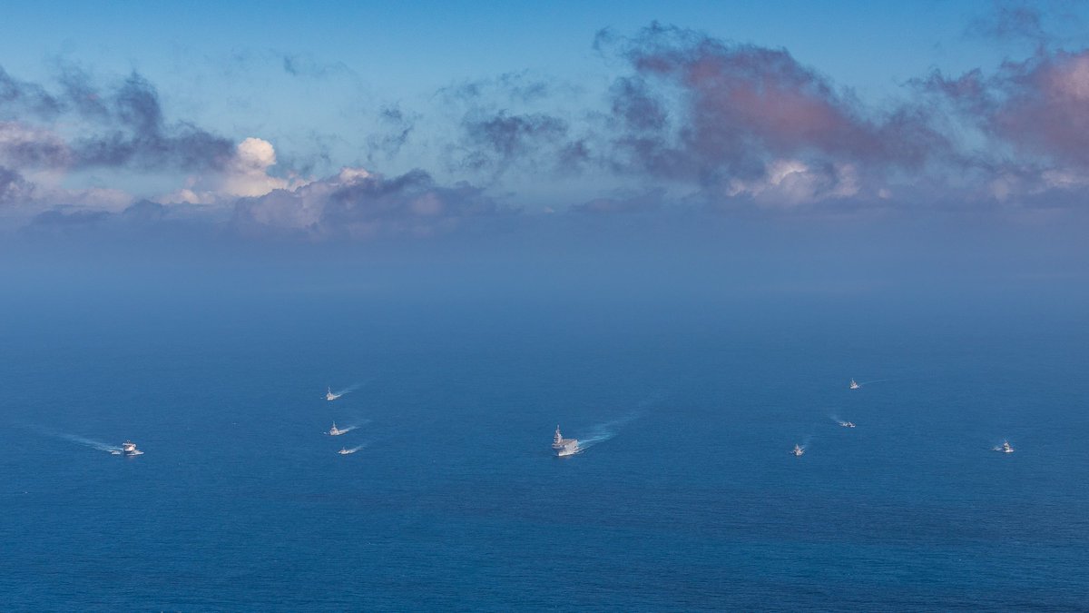 Le 27 avril, 9 navires 🇫🇷🇦🇺🇫🇯🇬🇧 participants a l’exercice Croix du Sud ont conduit ensemble une manœuvre tactique avancée en force constituée.

On 27 April, 9 ships from 🇫🇷🇦🇺🇫🇯🇬🇧 participating in the Croix du Sud exercise conducted a joint forward tactical manoeuvre.
#CDS23
