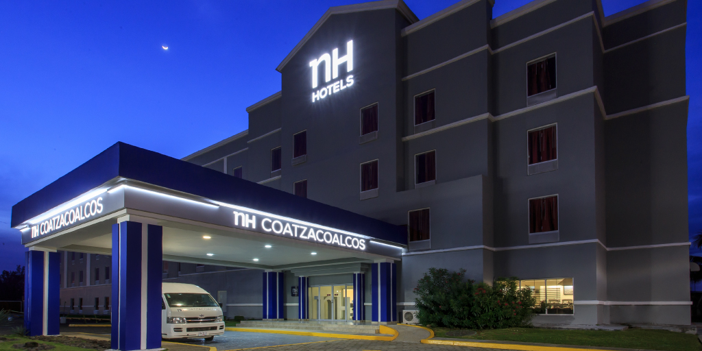 Por la noche, las luces de Coatzacoalcos te regalan un ambiente tan especial que combina perfecto con clima y las horas del mar.

Hospédate con nosotros y vive la ciudad desde una nueva y exclusiva perspectiva.