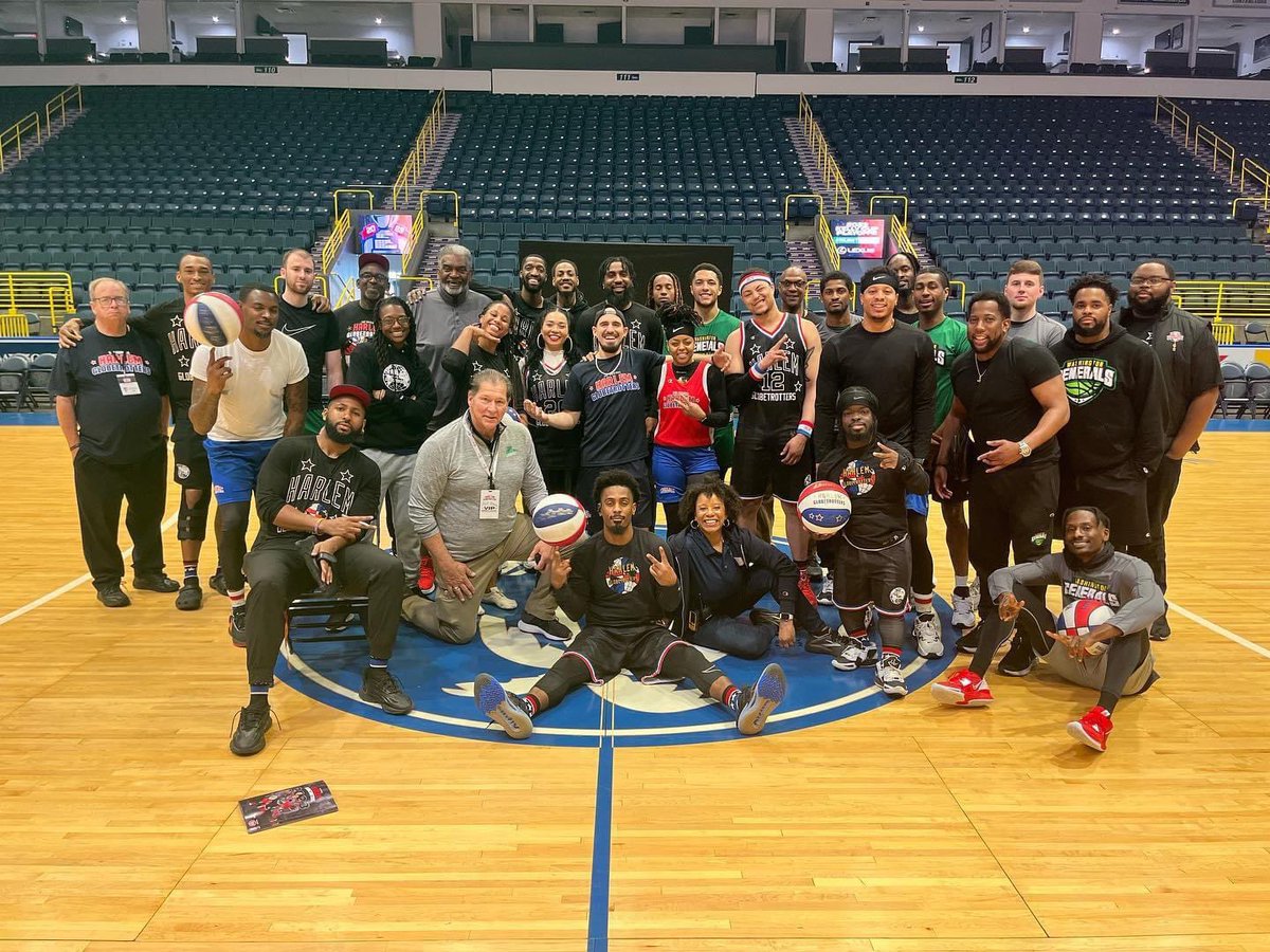 It’s not  work when you enjoy what you do!!! What an incredible 1st tour for me. Had some highs & some lows but overall this family came thru!! This is so legendary!!! #harlemglobetrotters
#harlemglobetrotterref
#playitforward