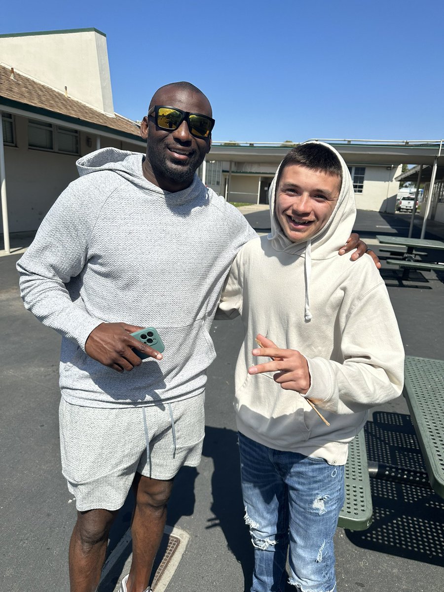 Getting ready for Saturday’s Free Football camp, it was Amazing to see All of the smiles on Mar Vista’s student faces as Corey Liuget walked down the hallway. He kept telling me “Cali does it different. This is nothing like the school I went to in Miami.”
MVHS 4/29/23 Free Camp