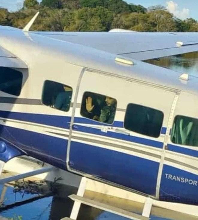choquei's tweet photo. 🚨AGORA: O influenciador Agenor Tupinambá anunciou que se despediu da capivara Filó: 

“Hoje eu manifesto a minha maior prova de amor pela Filó. Depois desses dias de muito diálogo, entregamos ela ao IBAMA”, disse o fazendeiro. 

O animal foi transportado de Autazes para a sede do órgão em Manaus. O influenciador também foi junto no avião para a viagem do silvestre ser mais tranquila.