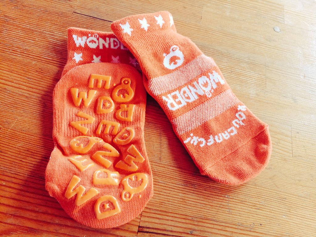wonderjump55's tweet photo. 皆さんこんにちは🙌✨
最近少しずつ暑くなってきてサンダルの出番も増えてきましたね！

トランポリンのご利用には滑り止めのついた靴下が必要となります👣
こちらでもお求めいただけますので是非ご利用ください🎶

★一足300円
★繰り返しお使いいただけます。
★大人用サイズもございます。 https://t.co/cY1Wcv9ERH