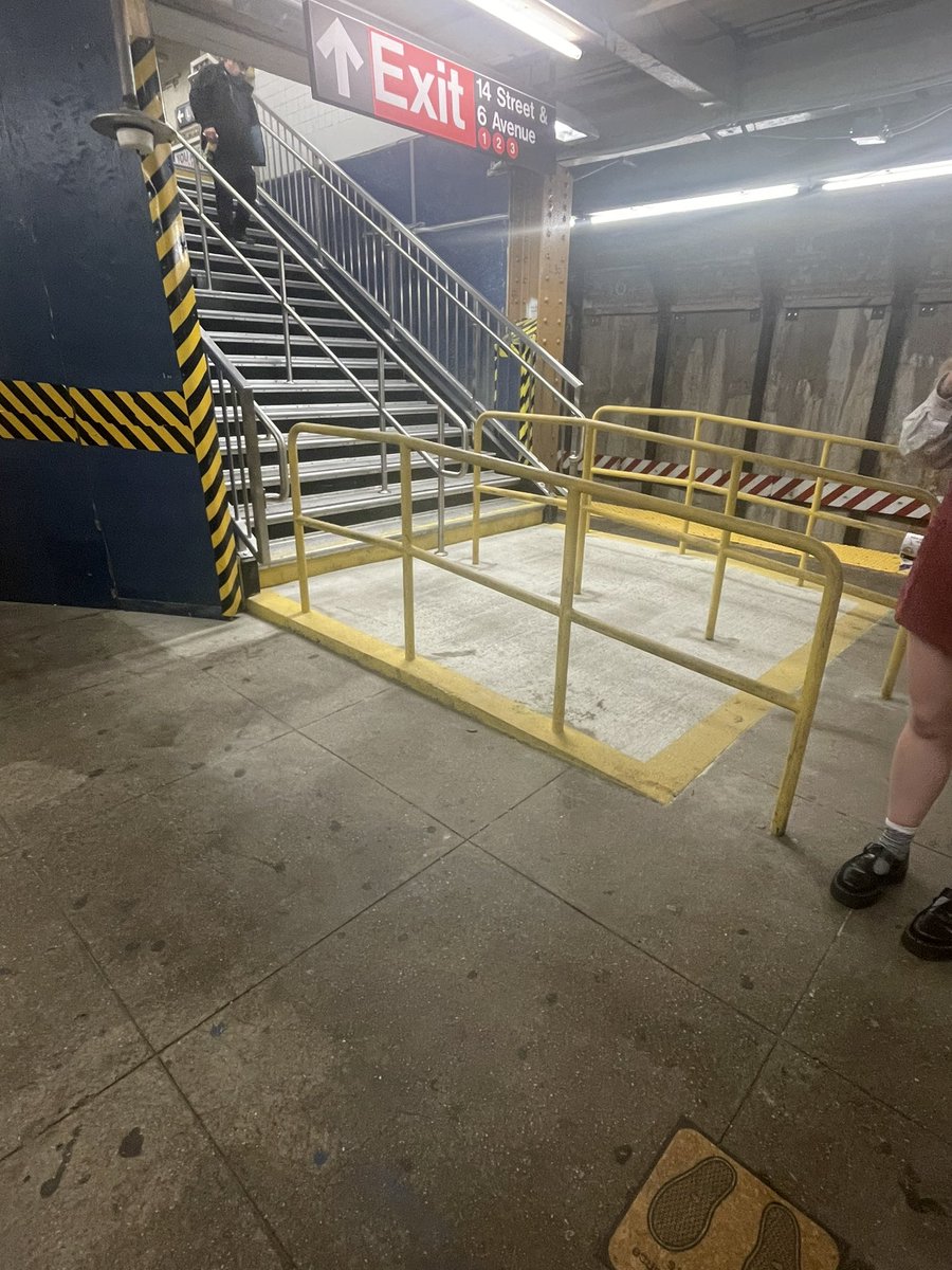 Se tardaron cinco meses haciendo esta rampa y llevo 25 minutos subiendo y bajando tratando de descifrar para que sirve!!!! Me esta explotándola cabeza. Por favor explíquenme. ¿Para que le pusieron barandal?!