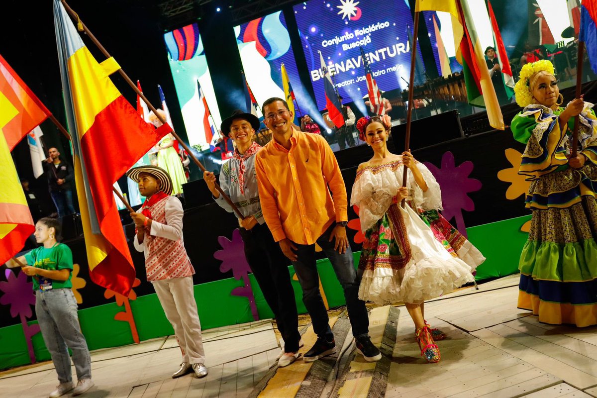Así fue el desfile de las
39 delegaciones en la Gran Gala del Arena Cañaveralejo. 🎉

Un momento para la historia de Cali, donde se lleva a cabo el 1er Encuentro Mundial de las Culturas Populares. ¡Somos epicentro del folclore, que orgullo! ❤️💯 #CaliEsCulturaPopular