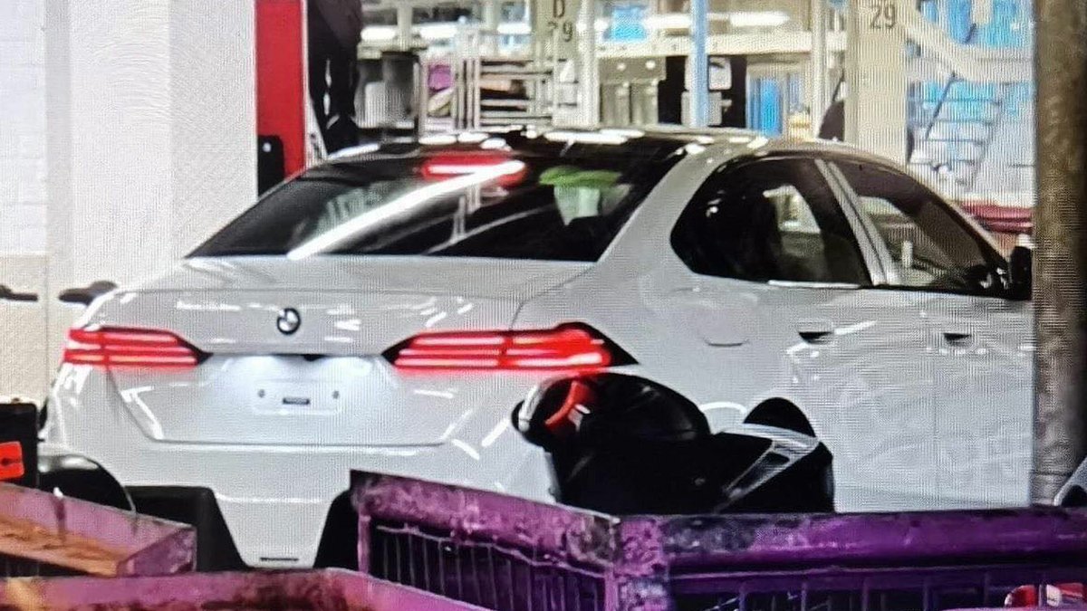 The rear fascia of the 2024 BMW 5 Series has been spied completely exposed prior to its full unveiling on May 24. From what we can see, the saloon will feature slim LED taillights, more angular C-pillars, as well as flush-style door handles. #BMW #BMW5Series #5Series #sedans