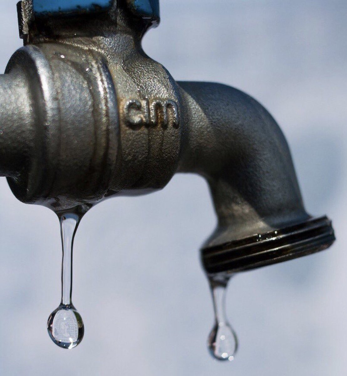 Buenos días, en esta época de sequía que estamos atravesando, recuerda este consejo: Revisa tus grifos e instalaciones interiores de casa a menudo. Un grifo🚰 que gotea💧puede perder hasta 3⃣0⃣ litros de agua diarios. 
#ConsumoResponsable #CadaGotaCuenta #SolotienesunPlaneta