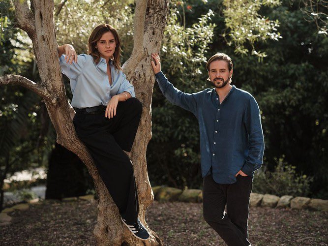 EmmaWatson_Fra's tweet photo. Emma et son frère Alex pour le magasine HTSI suite à la création de leur marque de gin.

#EmmaWatson https://t.co/DjD1LB9HDB
