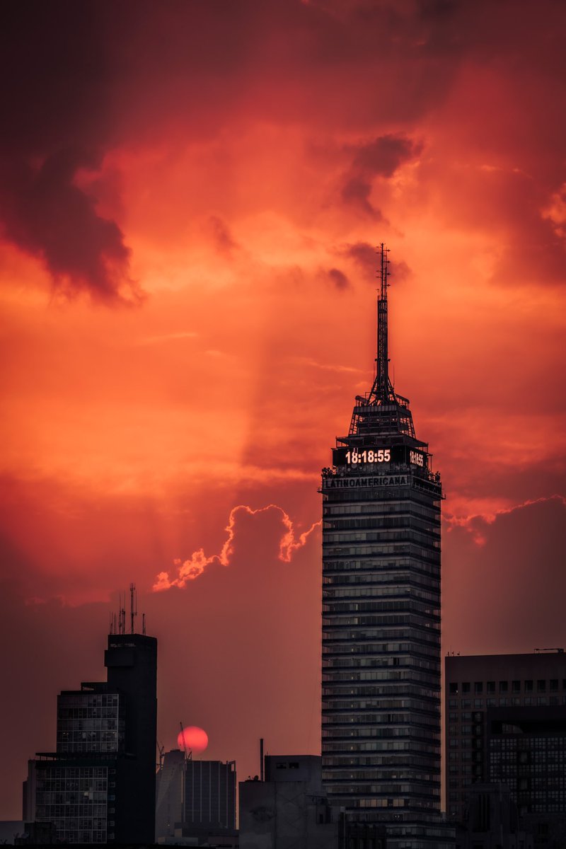 brandaolevir's tweet photo. Mexico Mágico 🇲🇽
.
.
#cdmx #MexicoCity #sunsetLove https://t.co/AGKlPyKzh4
