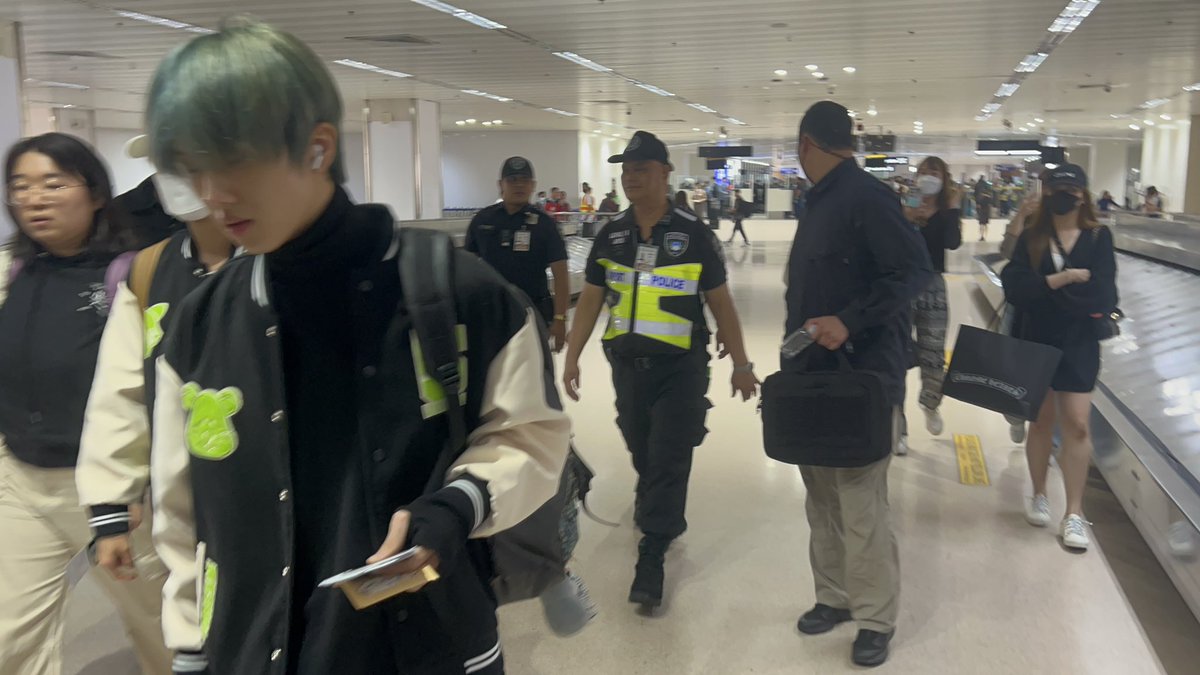 JoyceRMN's tweet photo. NCT DREAM arrival at NAIA 1 #mark #renjun #jeno #haechan #jaemin #jisung #NCTDREAM https://t.co/njiYpxn5bb