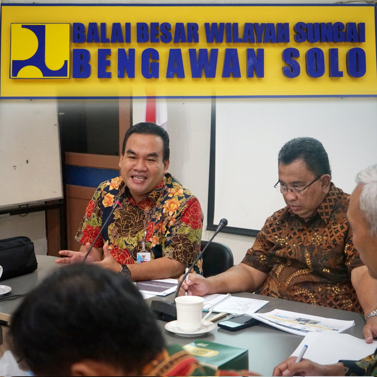 Tiba di Solo, hari ini kami silahturahmi dengan Kepala BBWS Bengawan Solo, Bapak Maryadi Utama. Kami akan mendiskusikan usulan agenda pembangunan SDA (embung dan bendungan) untuk wilayah Blora Selatan. Mohon doanya semoga lancar dan membawa manfaat untuk Kabupaten Blora kedepan.