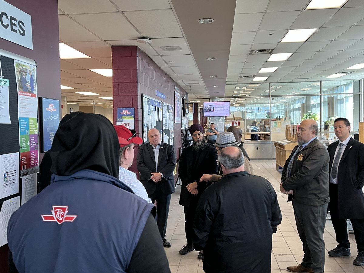 atu_canada's tweet image. Canada's NDP Leader Jagmeet Singh joins ATU Canada President John Di Nino and Local 113 President Marvin Alfred at TTC Eglinton Division today.  We heard transit workers overwhelmingly express their fear and concerns for increased transit safety. 
#NationalTransitTaskforce #ATU