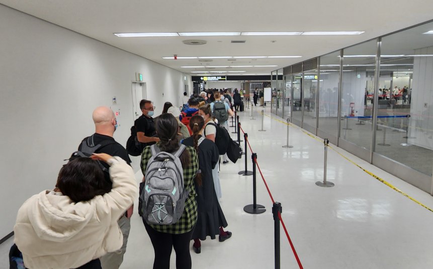 japanguidecom's tweet photo. Japan will drop all remaining COVID-related entry requirements today at midnight, bringing over 3 years of COVID border restrictions to an end: https://t.co/ZpI8ONUY10 https://t.co/vBJWzBcUWr
