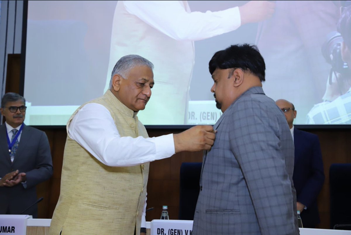MoCA_GoI's tweet photo. MoS-MoCA, Sh. @Gen_VKSingh also felicitated the best screeners in various categories &amp; officers of BCAS were conferred with the President's Police Medal for distinguished service and the Police Medal for meritorious service on Republic Day 2022 and 2023, respectively. (4/6) https://t.co/9RfzTr5eRc
