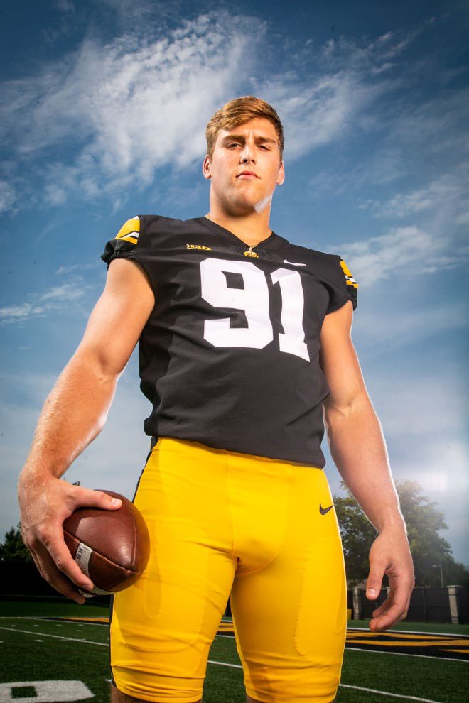 theintelidiots's tweet photo. Lukas Van Ness looks like a farm boy you don’t wanna mess with…..#NFLDraft  #PackersDraft https://t.co/LvmNcYXNeE