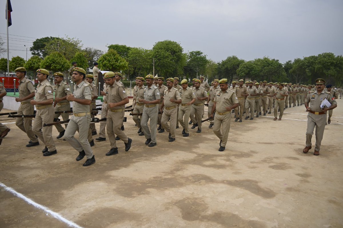 #FirozabadPolice SSP फिरोजाबाद द्वारा शुक्रवार परेड़ की सलामी ग्रहण कर शारीरिक व मानसिक रूप से फिट रहने के लिए पुलिसकर्मियों की लगवाई गयी दौड़ ।
⏭️ अनुशासन व एकरूपता बनाए रखने के लिए टोलीवार करवाई गयी ड्रिल की कार्यवाही ।