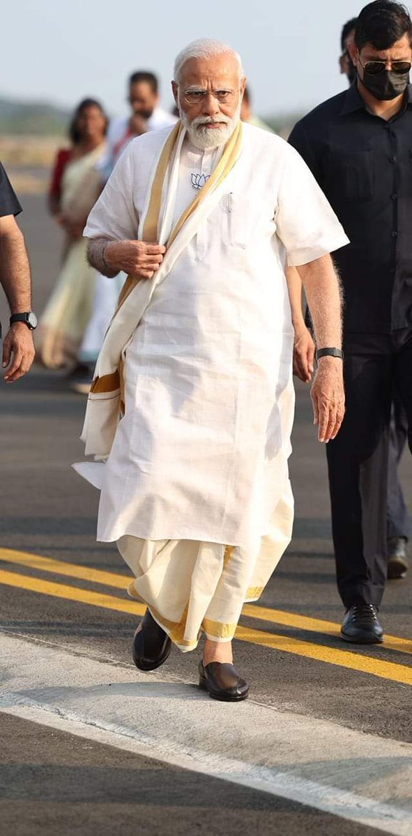 AmitSol77968918's tweet photo. હું પોતે જ મારો વંશજ છું,
હું પોતે મારો વારસ છું.
પ્રારબ્ધને અહીંયાં ગાંઠે કોણ?
હું પડકાર ઝીલનારો માણસ છું.
- પ્રધાનમંત્રી શ્રી Narendra Modi જી
#ModiInKochi @narendramodi @JPNadda @AmitShah @CRPaatil @GeetabenRathwa @shailesh_sotta @sanghaviharsh @manandani @iPankajShukla https://t.co/lsfRfAsl1s