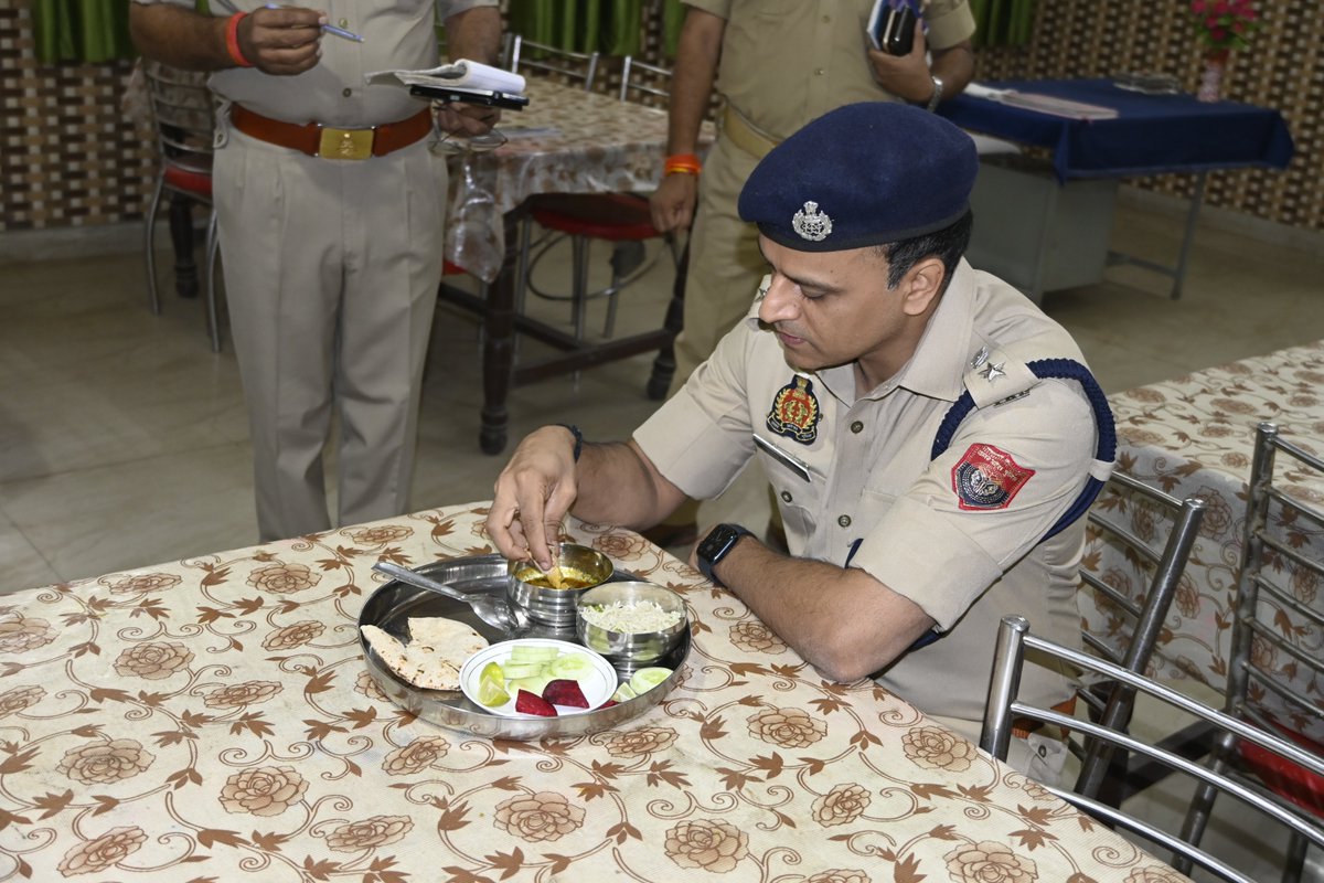 शुक्रवार परेड़ के दौरान SSP FRZ द्वारा पुलिसकर्मियों के बैरक, बाथरुम, शौचालय, भोजनालय, आटाचक्की, बारबर शॉप, कैंटीन आदि का निरीक्षण कर सम्बन्धित को दिए आवश्यक दिशा निर्देश ।