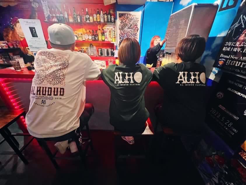 fiddia11's tweet photo. 今夜も red it は満席🈵
入ってびっくり!!お客さん全てが AL HUDUD 着てる、、、まさに奇跡、
そして、また偶然あの方々と遭遇!
これまた奇跡!ストーカーじゃないですよ!本当に偶然ですら、、、
#redit
#ALHUDUD
#石山bar
#偶然
#奇跡 https://t.co/u6jKNwvkHQ