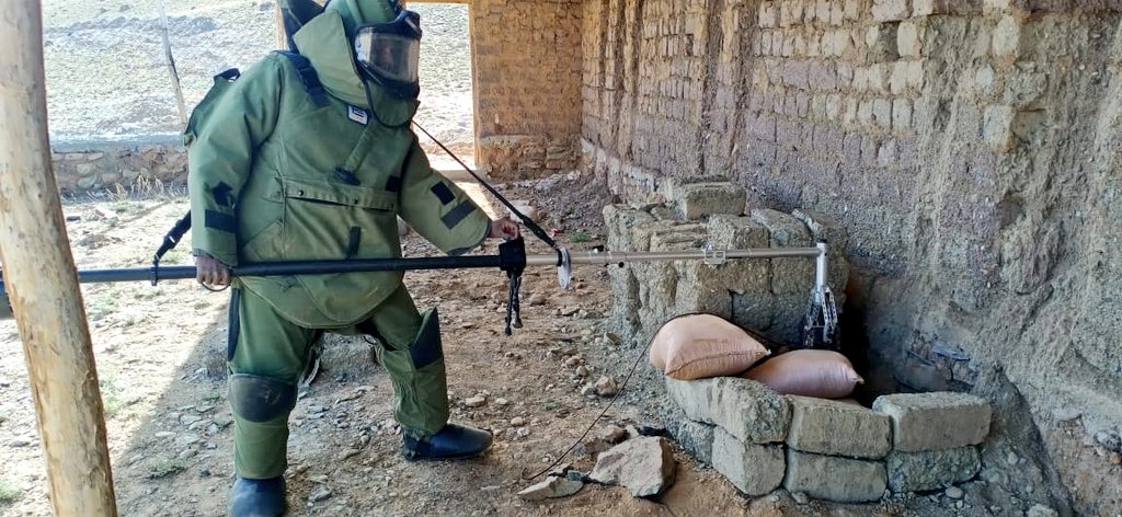 CRSKargil's tweet photo. During the 2nd round of Sanitization of Kurbathang Area in Kargil,Indian Army disposed off 17 live Bombs.#IssaAli Sarpanch Pashkum thanked the Indian Army for sanitization of the area &for conducting the whole operation of the Bomb Disposal
@NorthernComd_IA
@firefurycorps
@adgpi https://t.co/QsImtvoQ03