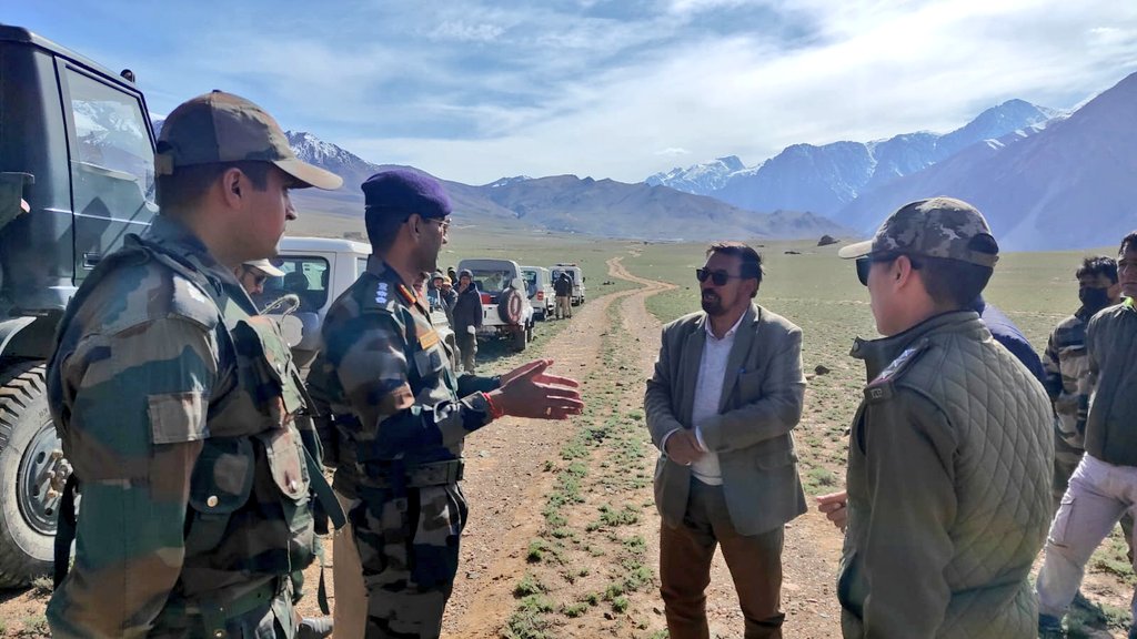 CRSKargil's tweet photo. During the 2nd round of Sanitization of Kurbathang Area in Kargil,Indian Army disposed off 17 live Bombs.#IssaAli Sarpanch Pashkum thanked the Indian Army for sanitization of the area &for conducting the whole operation of the Bomb Disposal
@NorthernComd_IA
@firefurycorps
@adgpi https://t.co/QsImtvoQ03