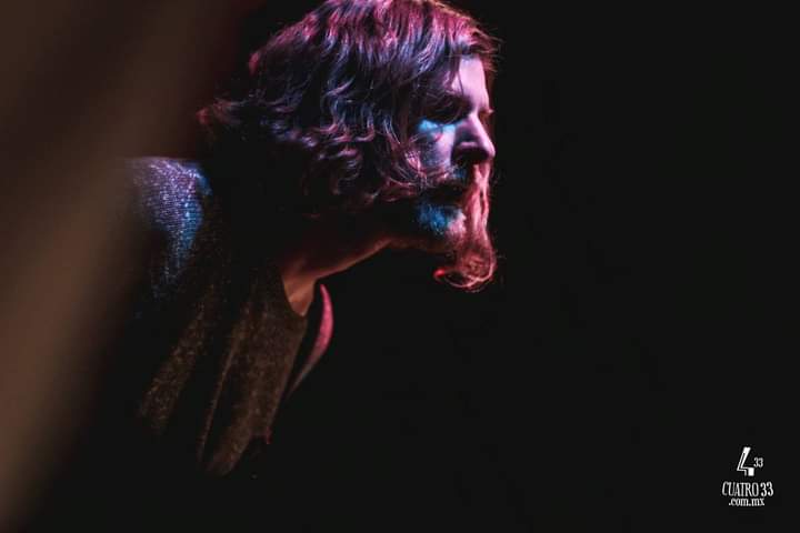 La música es nuestro radar 
instagram.com/cuatro33mx