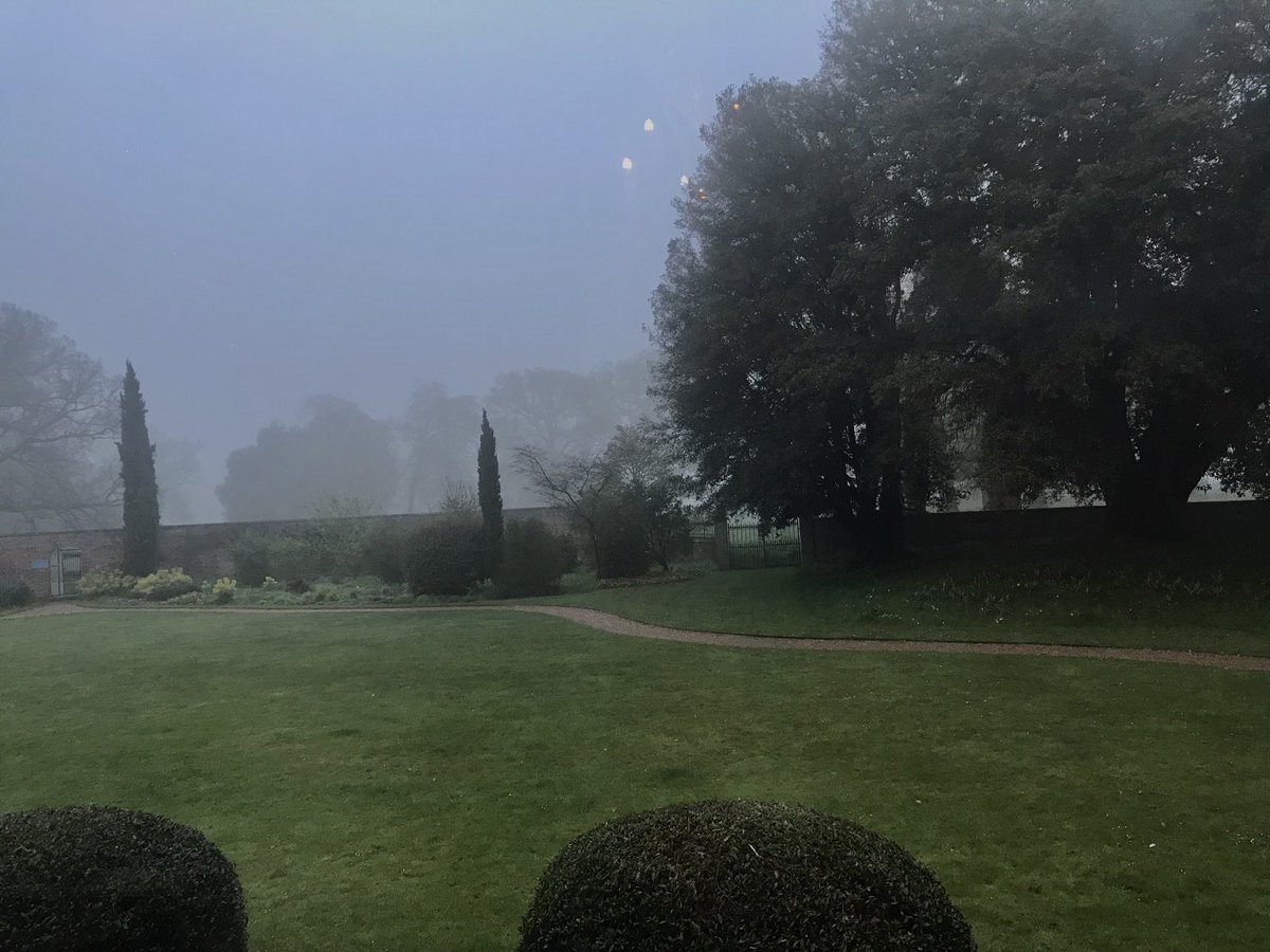 Good morning my Friday twits ..
Nearly the bank holiday weekend ..
It’s a bit of a pea souper out there today ,
Take care on the roads ..