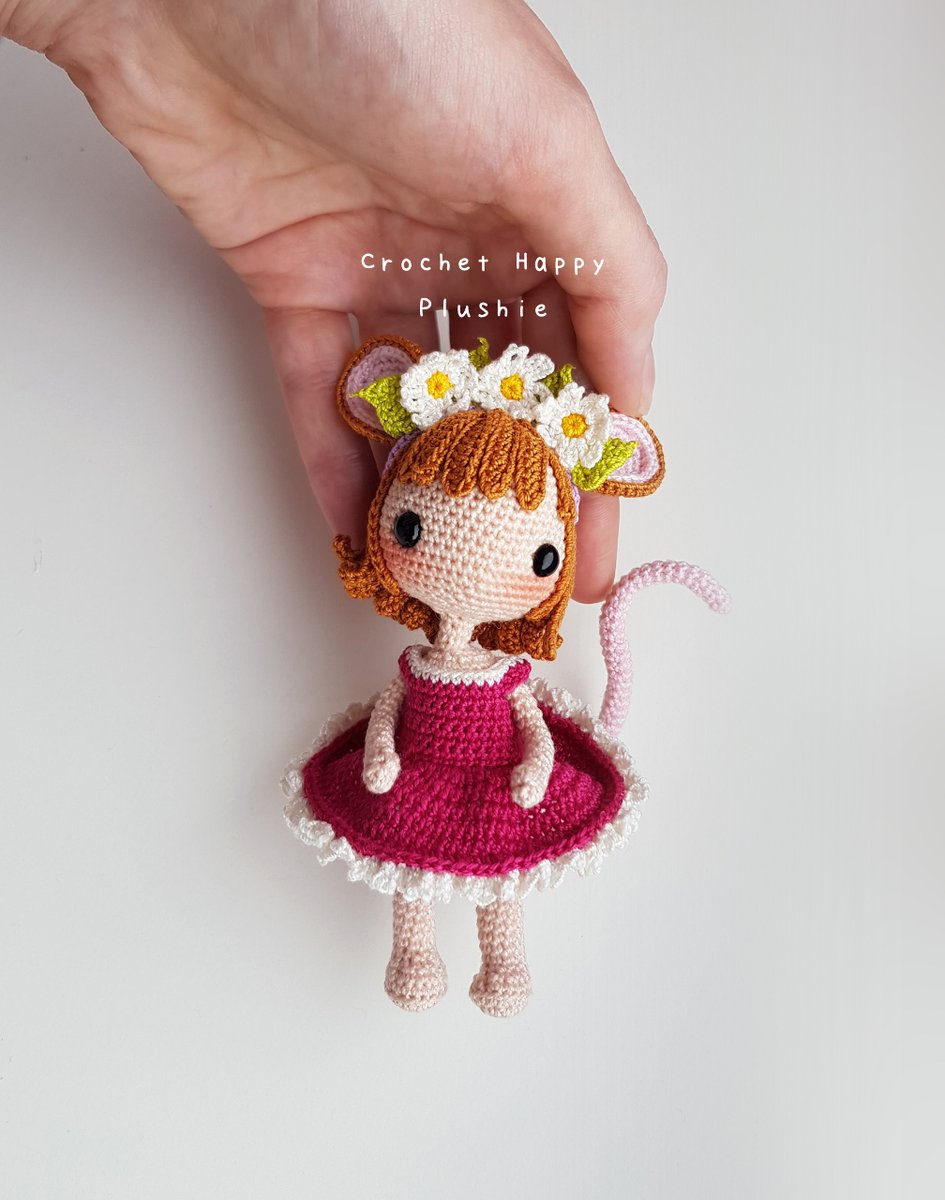 Bubbly little Nori likes to climb up onto high places and enjoy the view while nibbeling on sweets.🍭
#Crochet Nori or give her new siblings. etsy.me/3LbK7oc

#amigurumi #amigurumidoll #crochetdoll #etsy #amigurumis #amigurumicrochet #art #handmadeart #scheepjes