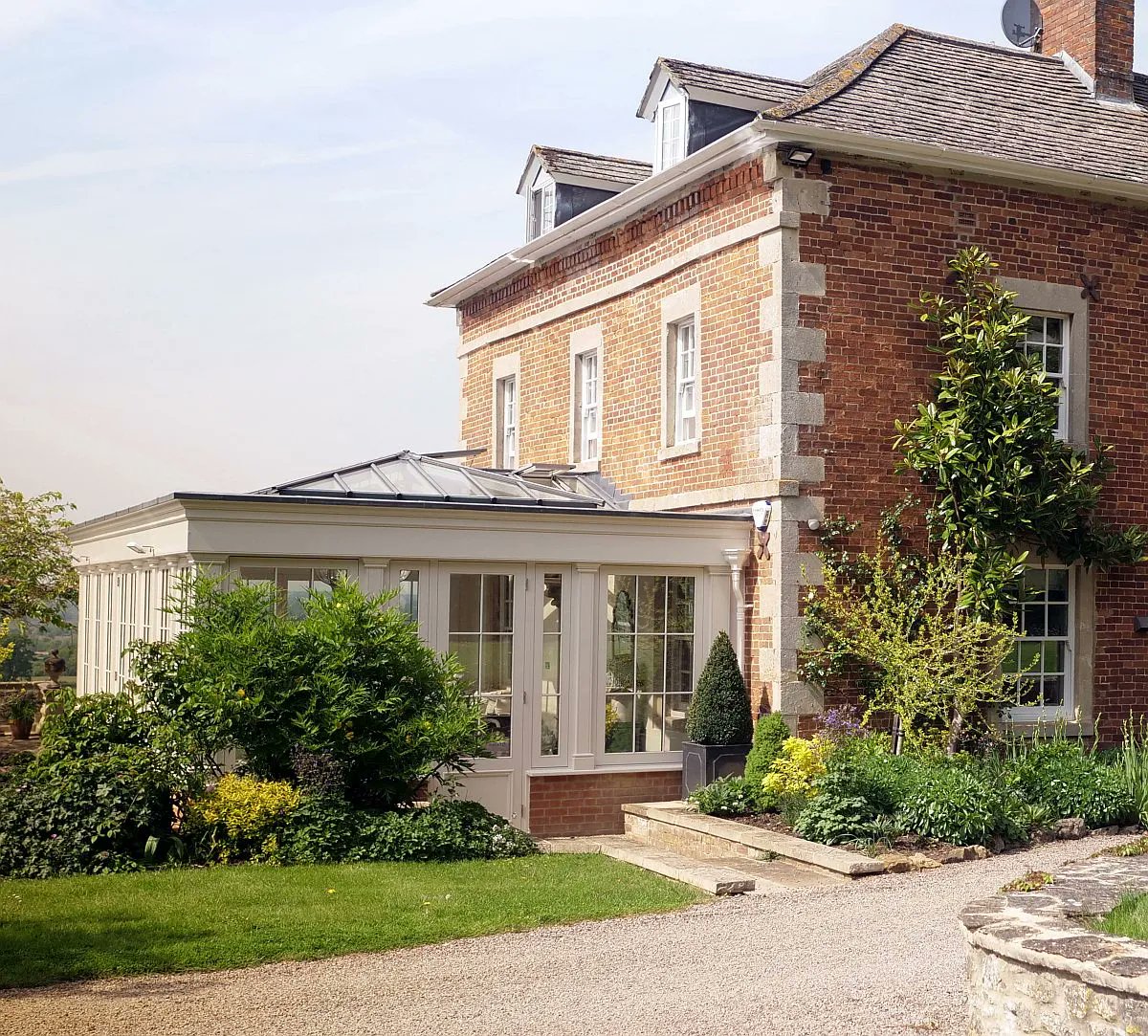 Orangery side extension ✍

This side return orangery, painted in Slipper White, created space for an open plan living room and dining room, with views across the Wiltshire countryside 🏡

#davidsalisbury #orangery #bespoke #design #homeextension #architecture #home