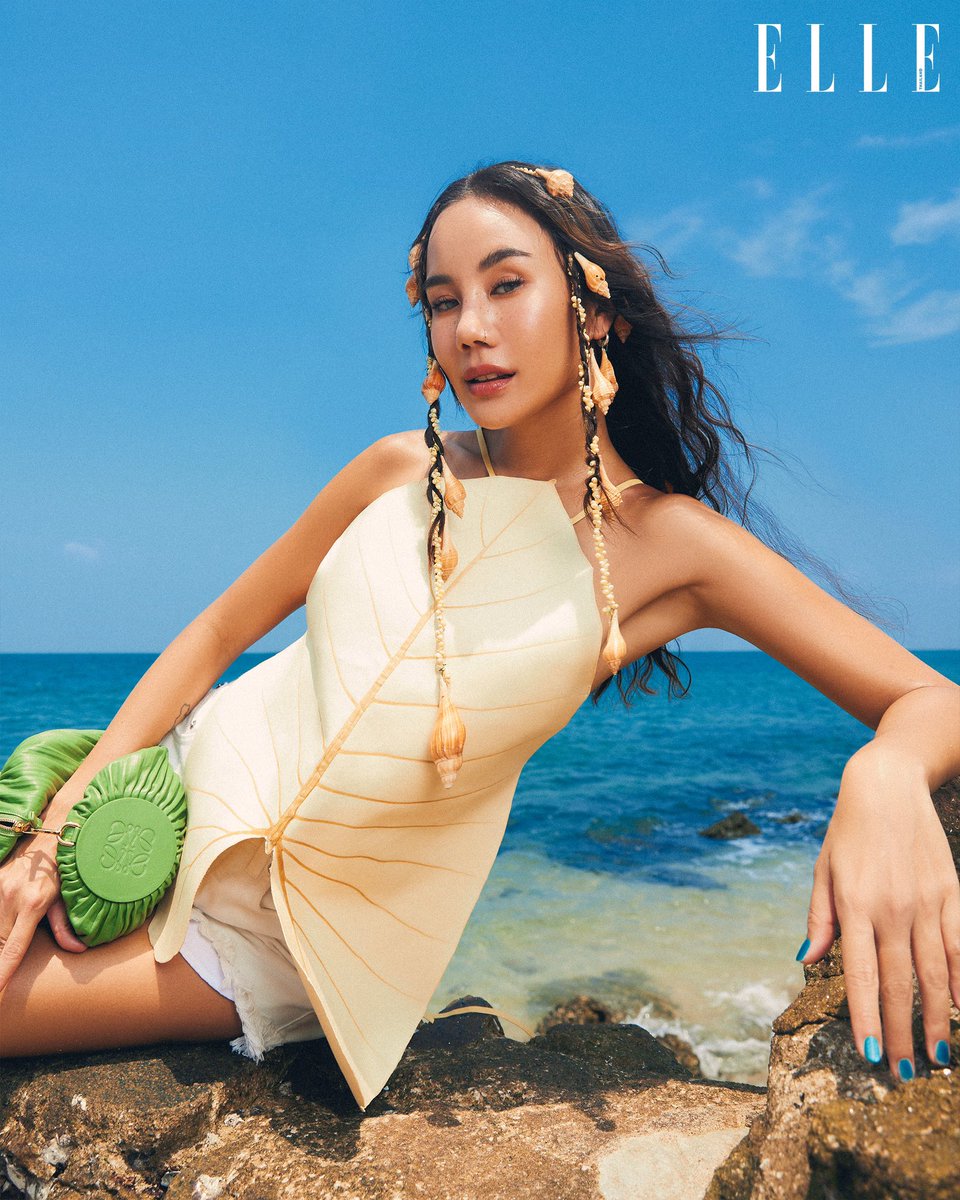 ELLEThailand's tweet photo. #ELLEDigitalCover ภาพเซตแรกของ นท พนายางกูร @notep_official จากดิจิทัลคัฟเวอร์ประจำเดือนเมษายนนี้ในโททัลลุคจาก @LoeweOfficial คอลเล็กชั่น Paula’s Ibiza 2023 กับเทคนิคงานฝีมือ beLEAF ด้วยการนำใบไม้จริงมาผ่านกรรมวิธีตกแต่งบนเสื้อผ้า

#ELLEThailand 
#LOEWE #LOEWEpaulas
#Notep https://t.co/bHEcOv3UCI