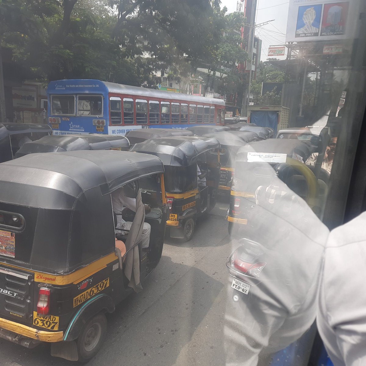 abhishek_tiku's tweet photo. Itne Auto to poore Jammu kashmir me bhi nhi, jitne subh #Dahisar #checknaka ke paas dekhte hain🤣🤣🤣
#MumbaiMeriJaan https://t.co/DVtXTJ02w3