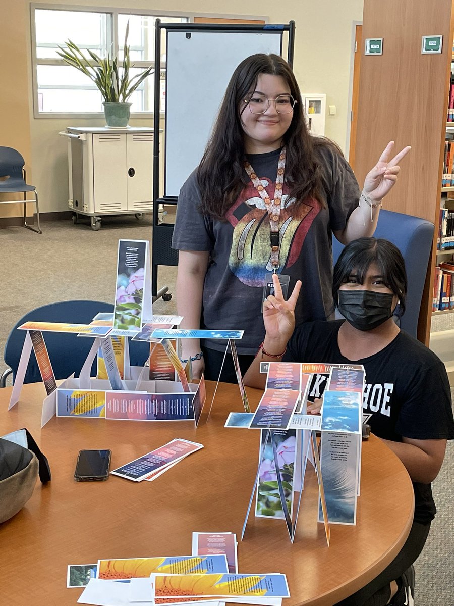 demonstrating other uses for bookmarks 🔖 #LibraryLife #BookTwitter #BookLover #MyKnightsAreBooked📚
#KnightsDoItRight⚔️💜