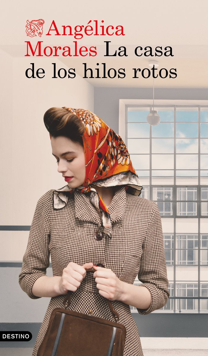 Entre una luz que agoniza y las sombras que quieren nacer. Ahí está Otti Berger, posando para el ojo de su amiga Gertrud, desafiando al dolor que vendrá, a la garra despiadada del fascismo.
"La casa de los hilos rotos" <a href="/EdDestino/">Ediciones Destino</a> <a href="/Planetadelibros/">PlanetadeLibros</a> 
Foto Gertrud Arndt