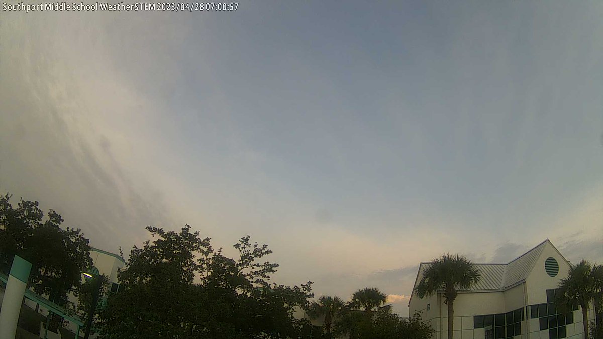 SPMWxSTEM's tweet photo. Southport Middle School at sunrise and it's 68.6 F. https://t.co/nIFPOxSFae