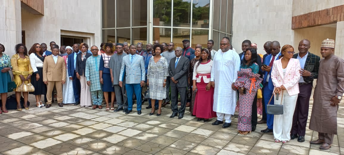 Fin de la cérémonie protocolaire.
Photo de famille, et après les travaux continuent en atelier.