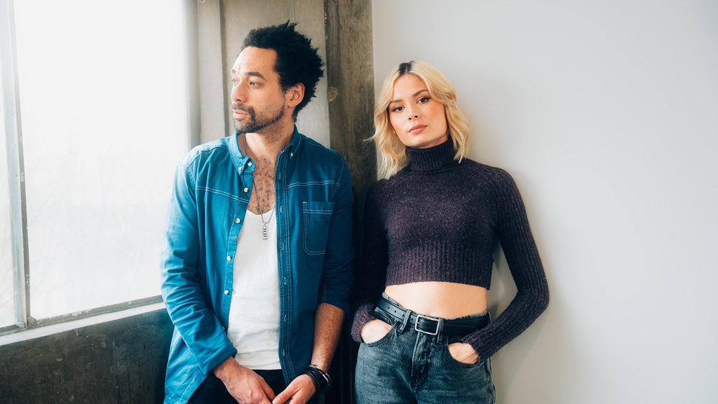EF Country (@efcountry) on Twitter photo Interview: <a href="/benearle/">Ben Earle</a> of <a href="/theshiresuk/">The Shires</a> & <a href="/ninanesbitt/">Nina Nesbitt</a> talk about their new duet ‘Make It Easy’ plus they each talk songwriting & what 2023 looks like for them.
Link ➡️ entertainment-focus.com/2023/04/28/int… Interview: <a href="/benearle/">Ben Earle</a> of <a href="/theshiresuk/">The Shires</a> & <a href="/ninanesbitt/">Nina Nesbitt</a> talk about their new duet ‘Make It Easy’ plus they each talk songwriting & what 2023 looks like for them.
Link ➡️ entertainment-focus.com/2023/04/28/int…
