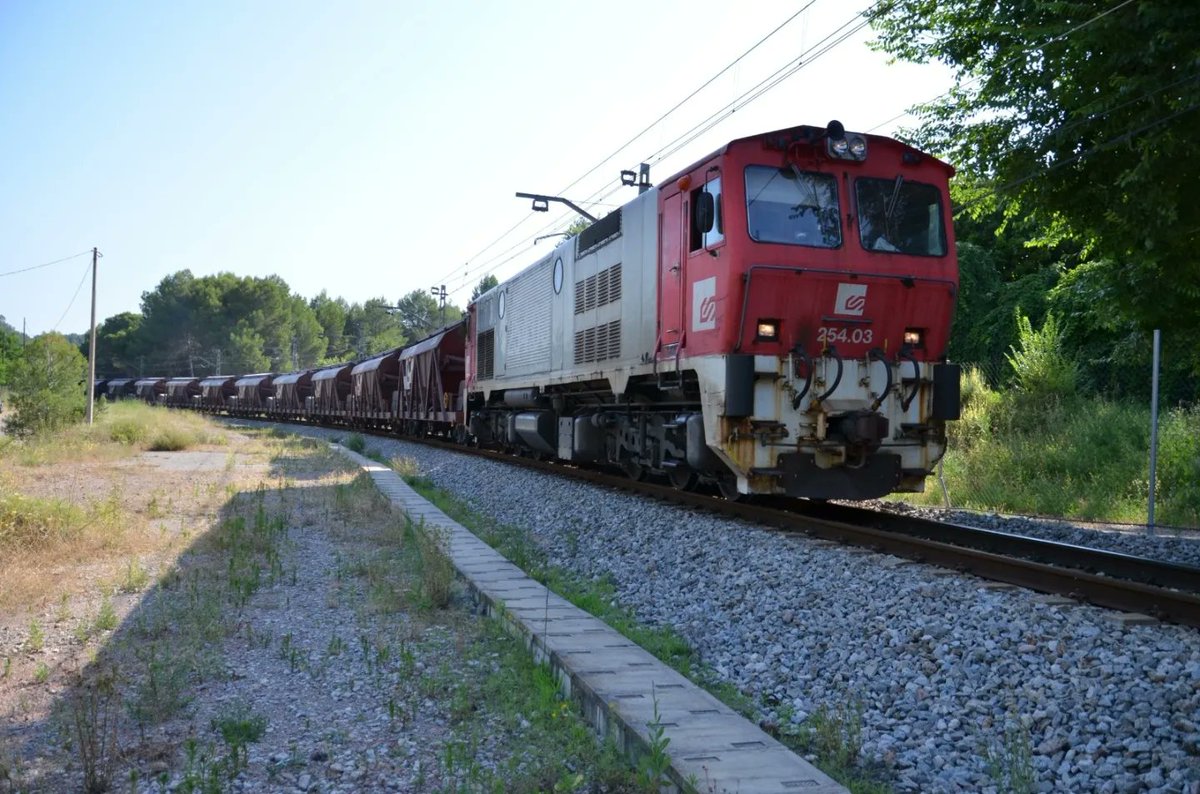 jordasso1's tweet photo. Les 254 #emd #macosa de @FGC @FGCcorporatiu estàn ja apurant els darrers tràfics de potasa de la seva vida laboral. Aqui al pas per l'antic baixador d'enllaç amb l'antic cremallera de Montserrat. Bon cap de setmana! #FelizViernesATodos #FelizFinde https://t.co/lGGYkP8N7s